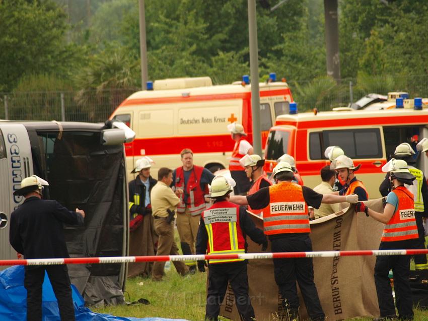 Schwerer Unfall mit Reisebus Lohmar Donrather Dreieck P243.JPG